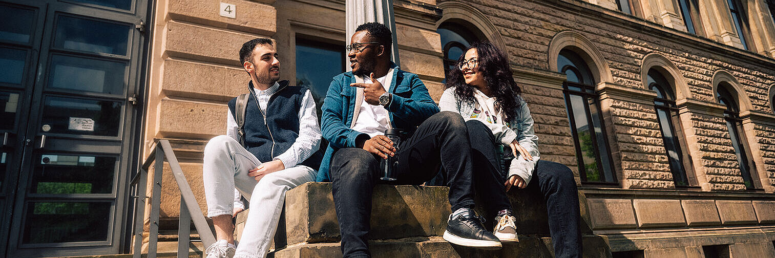 Studierende vor dem Altgebäude der TU Braunschweig 