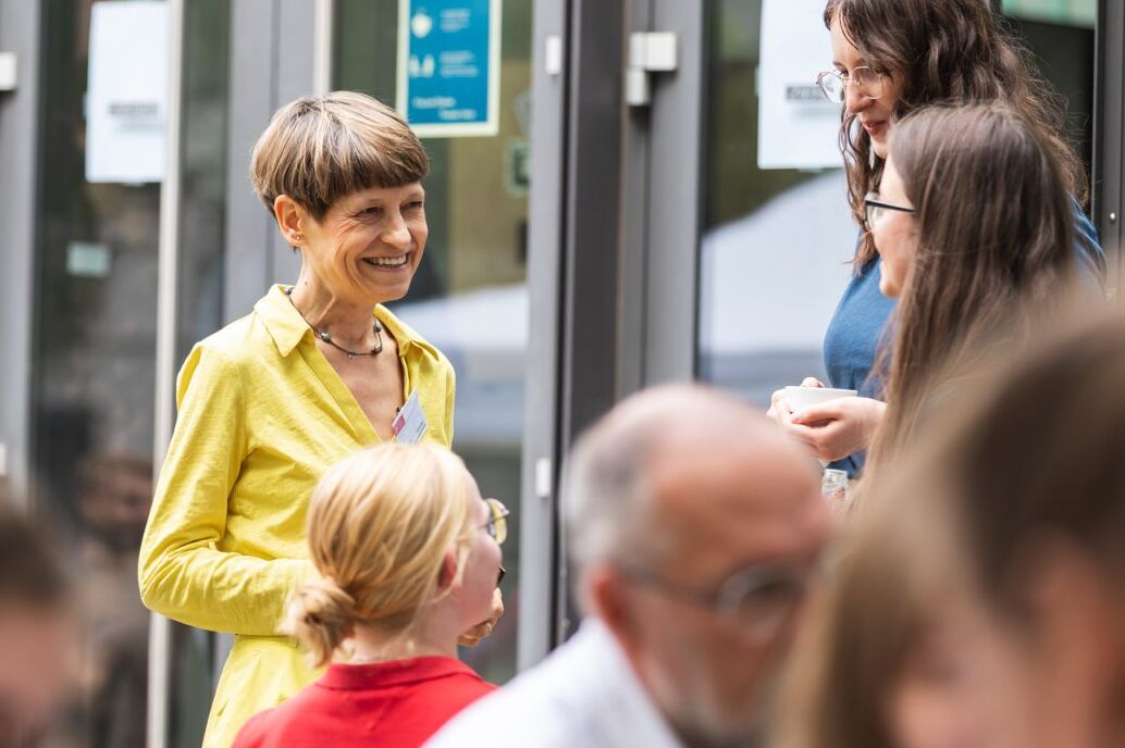 Angela Ittel spricht mit Angehörigen der TU Braunschweig