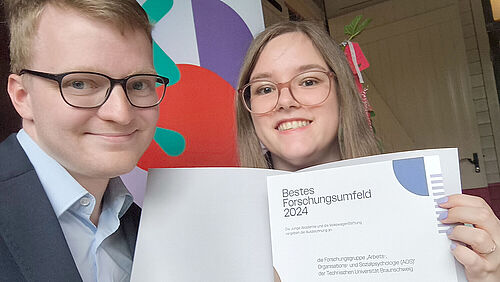 Stephanie Hirschberger und Hannes Schilling von der AOS-Forschungsgruppe bei der Preisverleihung am 7. Juni 2025 in Berlin.