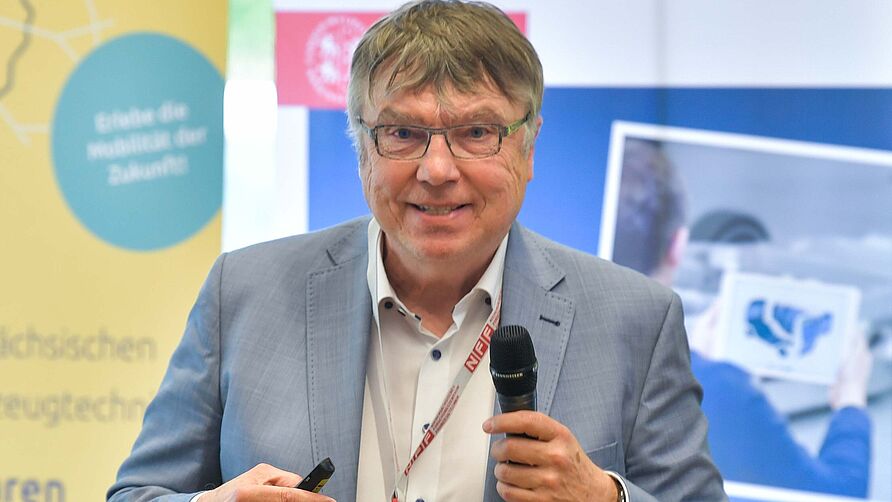 Referent Wolfgang Müller-Pietralla während der Tagung am 2. Juni 2023 in Braunschweig.