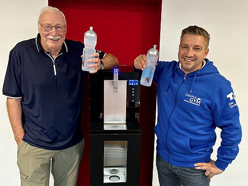 Neuer Wasserspender in der Beethovenstraße mit Mathias Steiln und Eckard Wohlgehagen