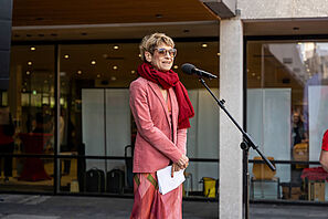 Die Präsidentin der TU Braunschweig, Prof. Dr. Angela Ittel, steht vor einem Mikrofon und hält eine Ansprache an die Schülerinnen und Schüler.
