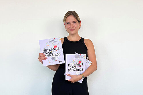 Chantal Karadag mit drei Ausgaben des im Oktober 2022 veröffentlichten Buches „Metapolis. Topoi. Scenarios for Urban Rural Sustainability in Lower-Saxony“.