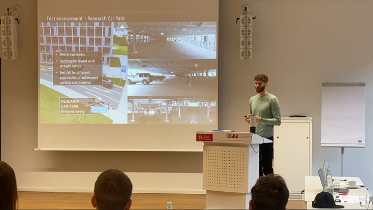 Präsentation im Projekt UrbanMobileCHarging: Hier Marcel Kascha vom IfF der TU Braunschweig.