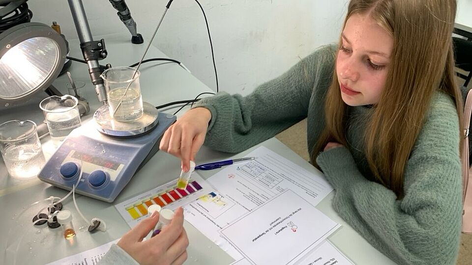 Schülerin bei Fotosyntheseexperiment