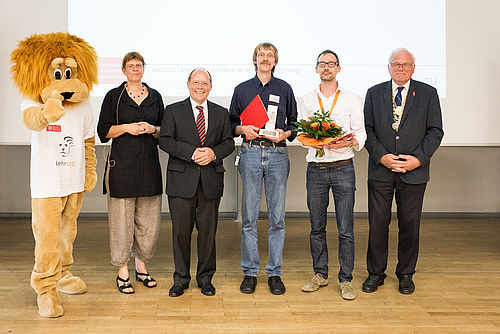 Lehre und Studierende mit Präsident und Vizepräsidentin auf der Bühne