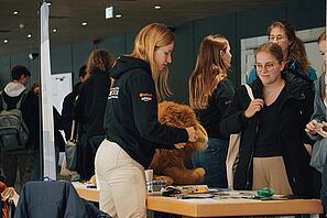 Studierende besuchen einen Stand