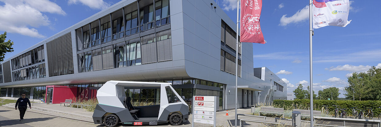 Versuchsfahrzeug RAION vor dem NFF-Gebäude 