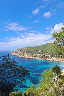 Der Strand von Cala Llonga auf Ibiza.