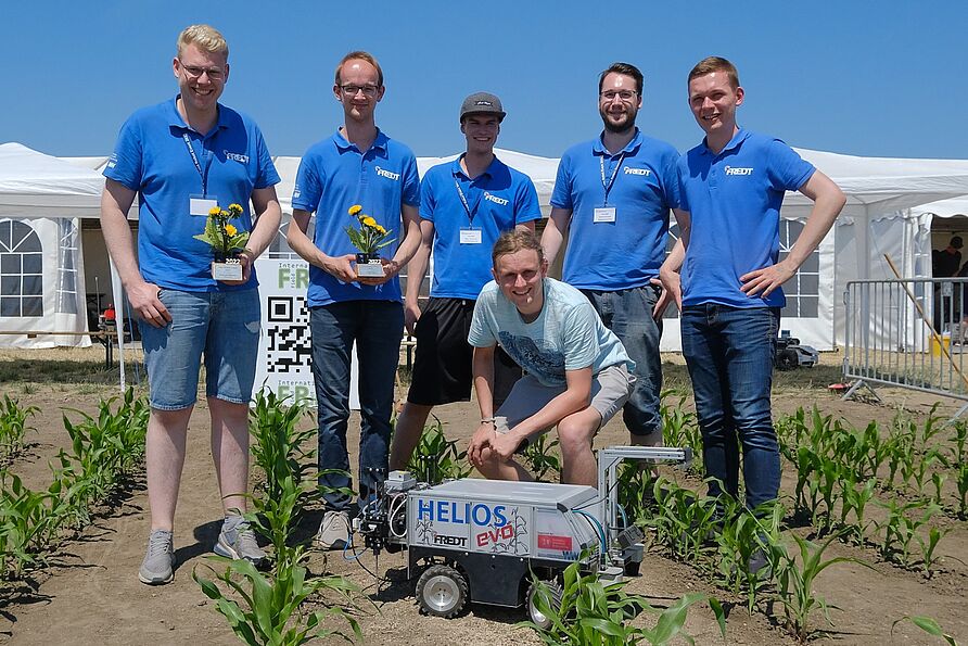 Teambild mit Pokalen und Helios Evo