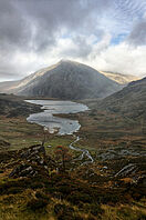 Blick von einem Hügel auf ein waliser Tal nach einem Regenschauer. 