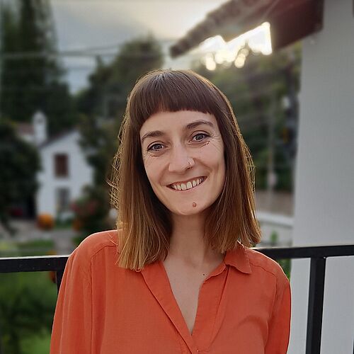 Das Portraitfoto zeigt die Alumna Anna Schönwald.