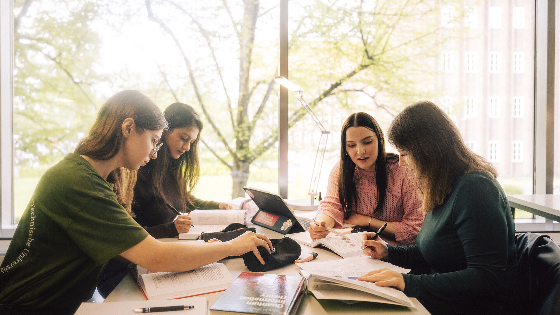 Studierende beim Lernen in der Universitätsbibliothek.