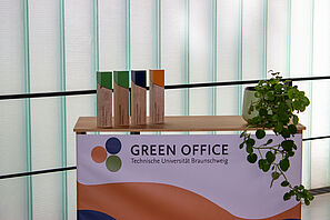 TUmorrow Awards stehen auf dem Green office Messe-Stand