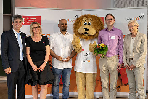 Gewinnerfoto der Lehrenden mit Vizepräsidentin, Vizepräsident und Staatssekretärin