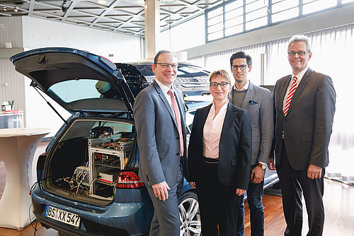 Betrachten bei der 20. Fachtagung AAET die aktuellen Entwicklungen im Themenfeld automatisiertes und vernetztes Fahren (v. l.): Thomas Krause, Vorsitzender des Vorstandes von ITS mobility, Prof. Dr. Katharina Seifert, Leiterin des DLR-Instituts für Verkehrssystemtechnik, Adrian Sonka, Institut für Fahrzeugtechnik der TU Braunschweig/NFF, und Prof. Dr. Karsten Lemmer.