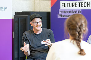 Teilnehmende im Gespräch