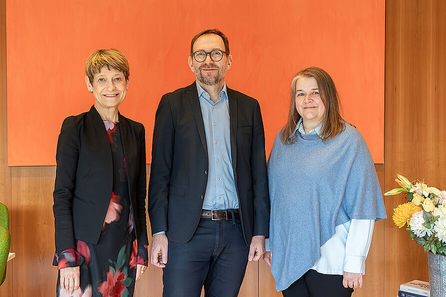 Prof. Thomas Matschei mit TU-Präsidentin Prof. Angela Ittel und Ina Müller, Geschäftsführerin der Fakultät Architektur, Bauingenieurwesen und Umweltwissenschaften.