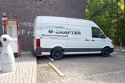 Ein Nutzfahrzeug vom Typ VW e-crafter, das mit induktiver Ladetechnik ausgestattet wird.