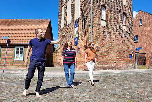 Museumsleiter Marcel Steller (li) erkundet die Stadt mit einer ungewohnten Perspektive.
