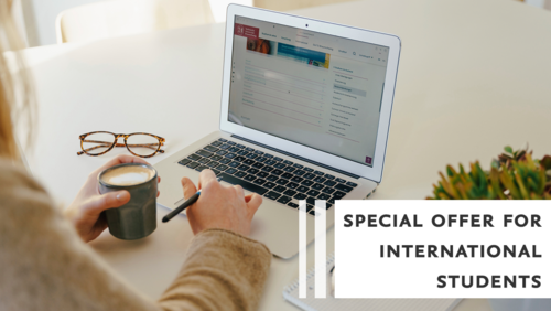 Eine Frau tippt auf einem Laptop, sie hält einen Kaffee in der Hand und auf dem Schreibtisch liegt eine Brille. Das Foto hat die Aufschrift "Special offer for international students"