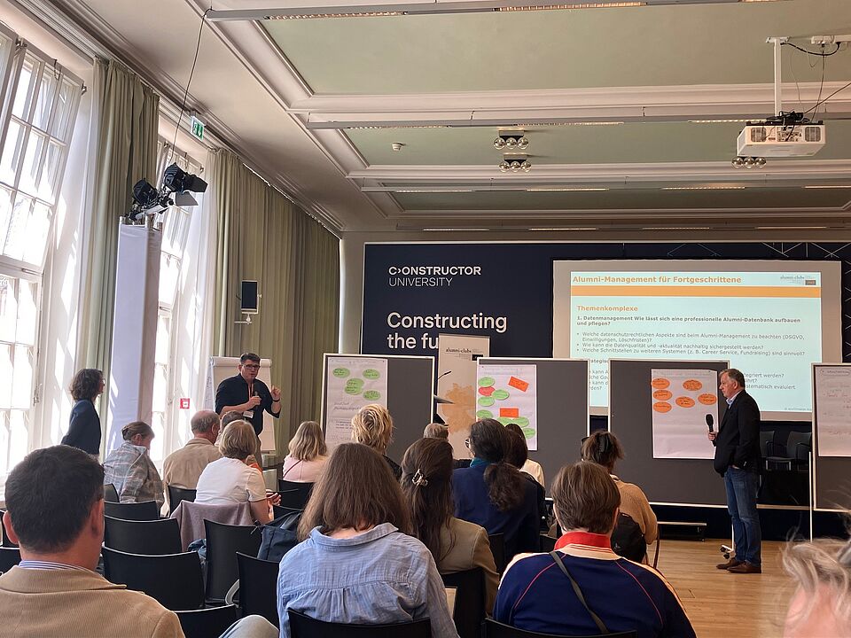 Zu sehen ist eine Workshopsituation im Rahmen der Alumni-Clubs.net-Tagung.