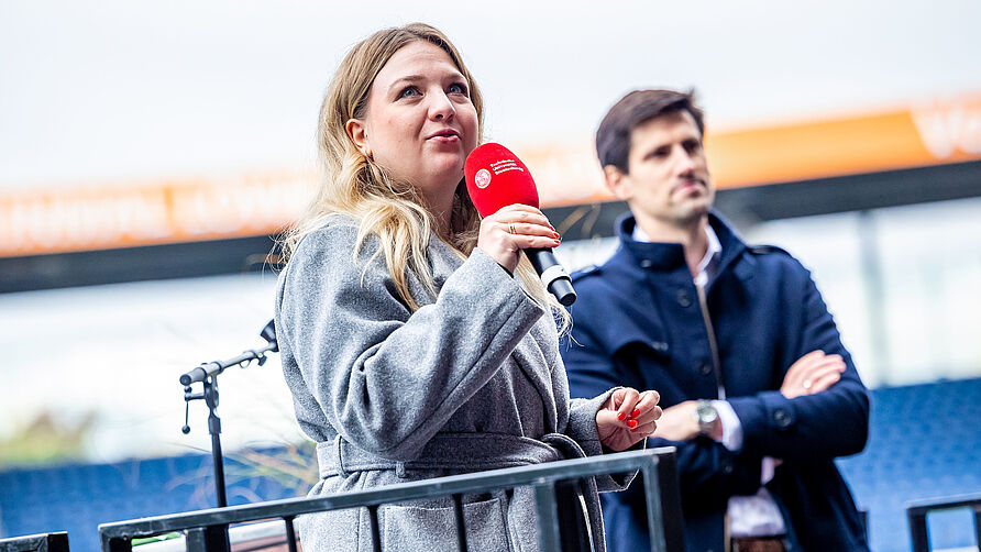 Erstsemesterbegrüßung der TU Braunschweig im Eintracht-Stadion: Pauline Fellenberg und Adrian Sonka sprechen zum Thema autonomes Fahren