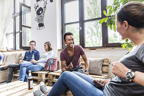 Studierende treffen sich im Carolo Campus Café C3