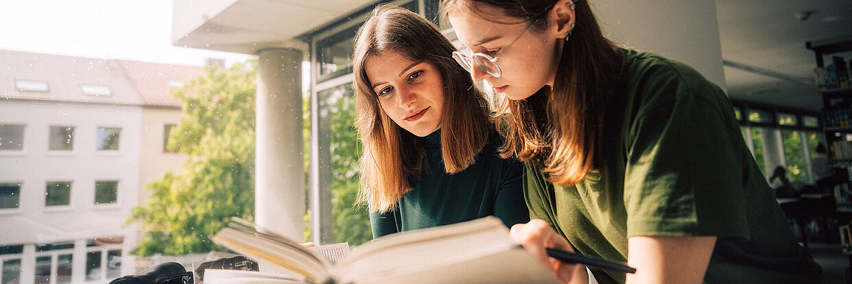 Studierende beim Lernen in der Universitätsbibliothek 