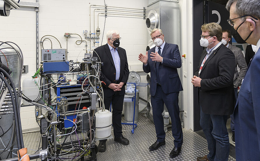 Niedersachsens Wirtschaftsminister Dr. Althusmann besichtigte im März 2022 die NFF-Forschungsinfarstruktur in Braunschweig. Hier in einem der Prüfstände im ivb.