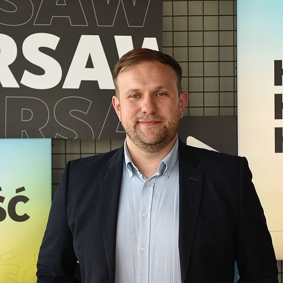 Das Portraitfoto zeigt den Alumnus Marcin Ozga