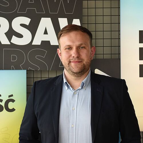 Das Portraitfoto zeigt den Alumnus Marcin Ozga