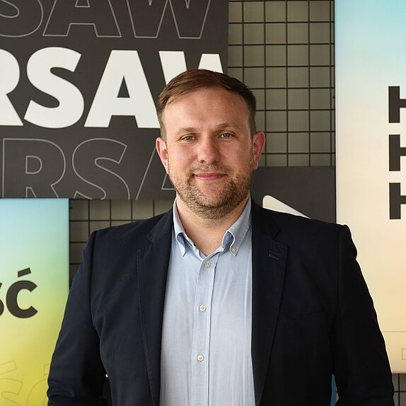 Das Portraitfoto zeigt den Alumnus Marcin Ozga