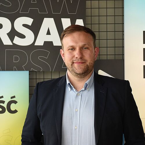 Das Portraitfoto zeigt den Alumnus Marcin Ozga