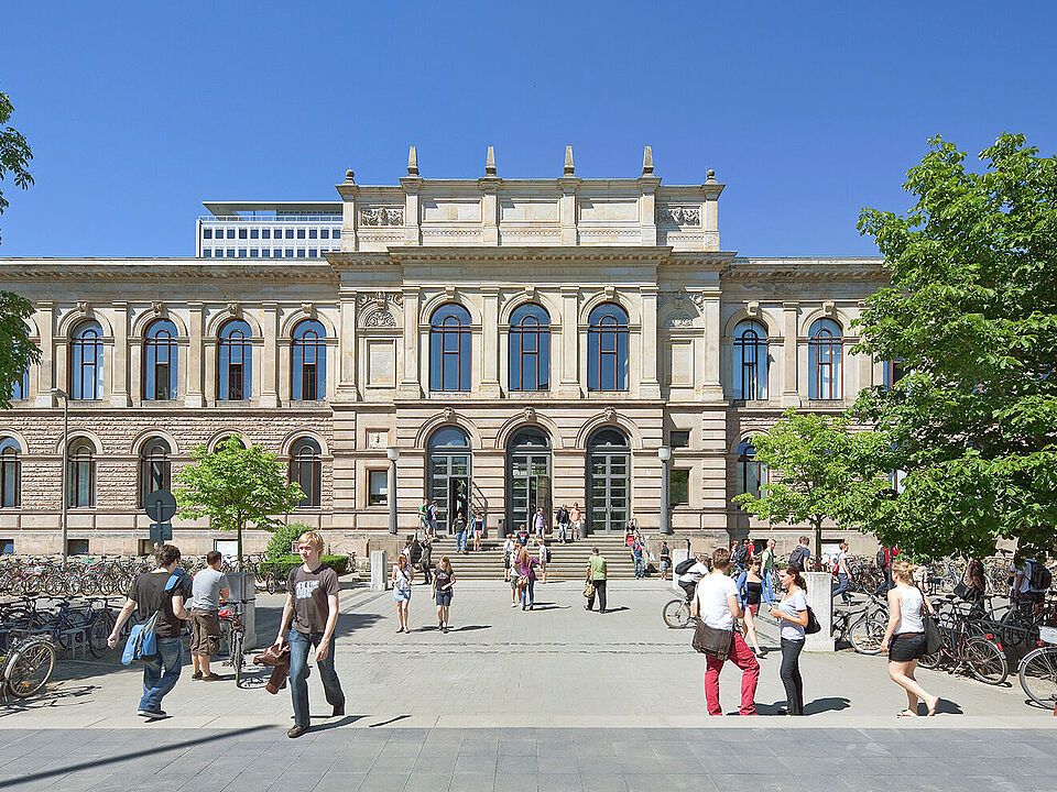 Altgebäude - the Historic Main Building - with students