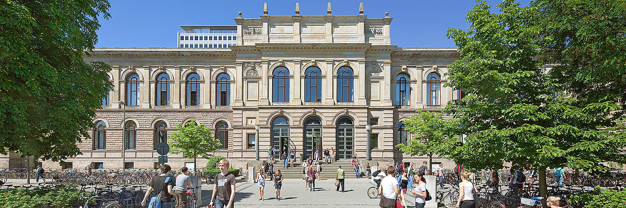 Altgebäude - the Historic Main Building - with students 