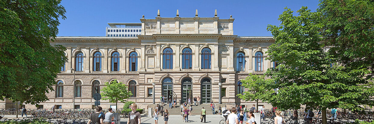 Altgebäude - the Historic Main Building - with students 