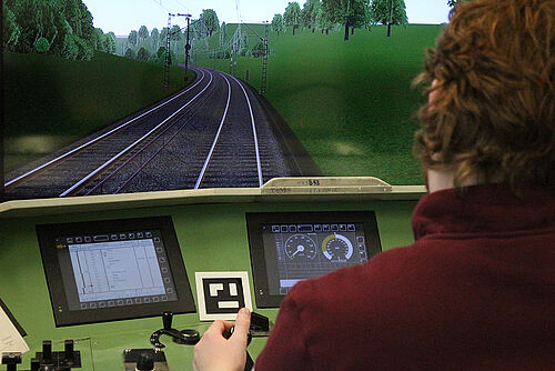 Im Fahrsimulator des virtuellen Eisenbahnbetriebslabors lassen sich Züge über zahlreiche Strecken in Deutschland und Österreich steuern. 