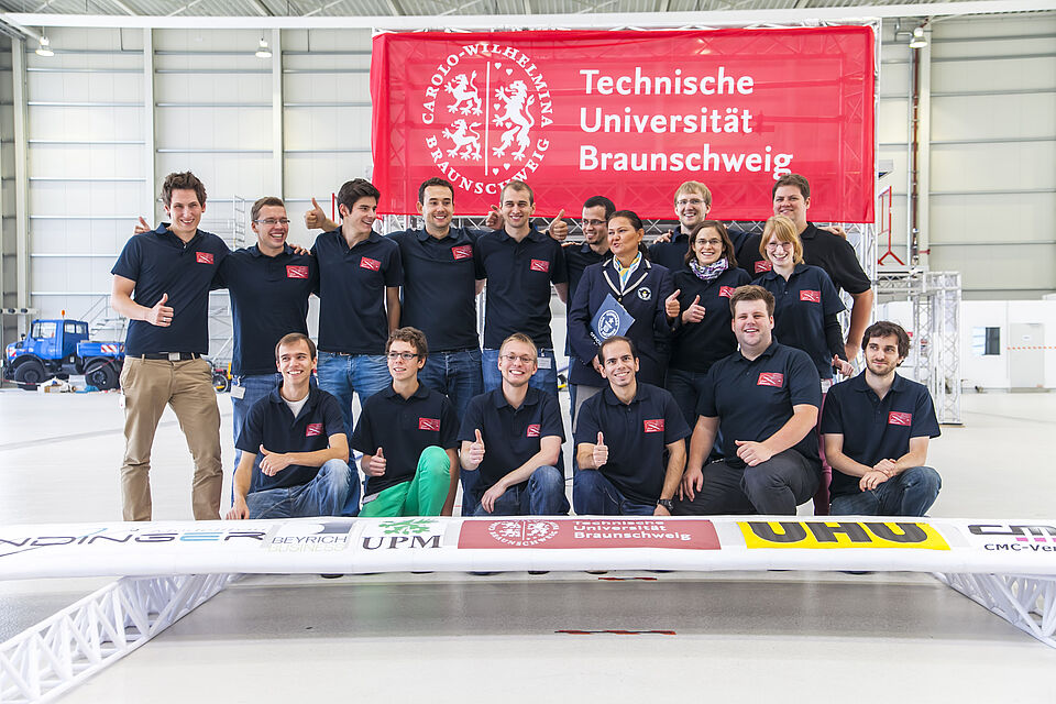 Das Team zum Papierflieger Weltrekord an der TU Braunschweig im Jahr 2013.  