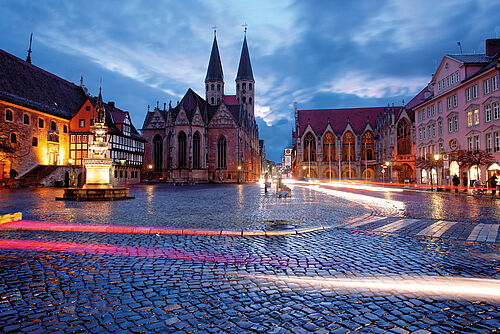 Der Altstadtmarkt Braunschweig bei Nacht mit Langzeitbelichtung