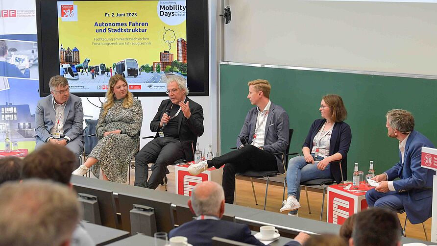 Teilnehmende der Podiumsdiskussion während der Tagung am 2. Juni 2023 in Braunschweig.