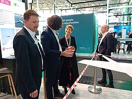 Dr. Lutz Bretschneider und Valerio Mosca mit der Präsidentin der TU Braunschweig Prof. Dr. Angela Ittel