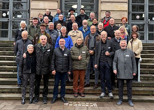 Zu sehen sind Teilnehmende am Ehemaligentreffen des Bauingenieurjahrgangs 1975