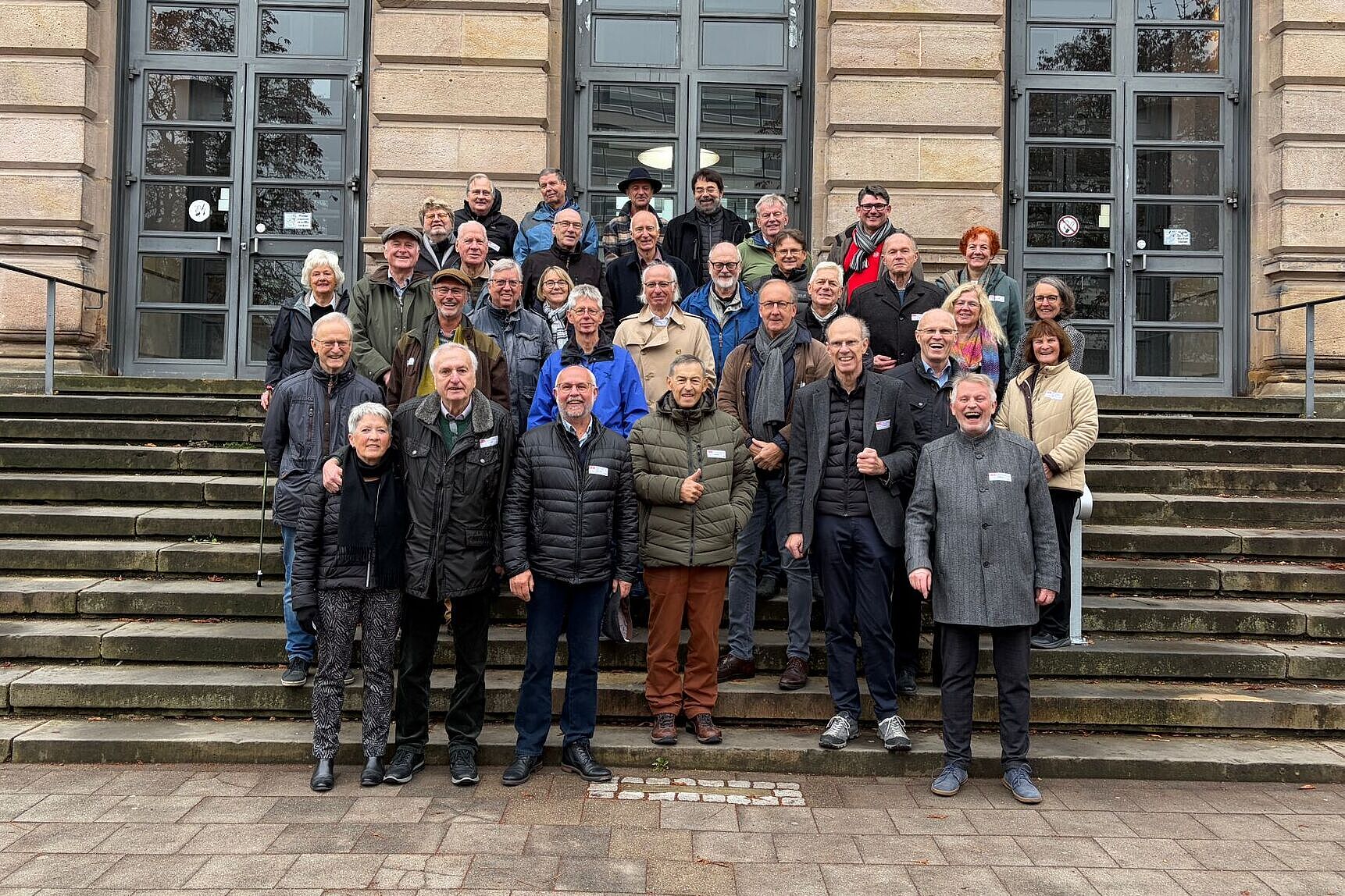 Zu sehen sind Teilnehmende am Ehemaligentreffen des Bauingenieurjahrgangs 1975