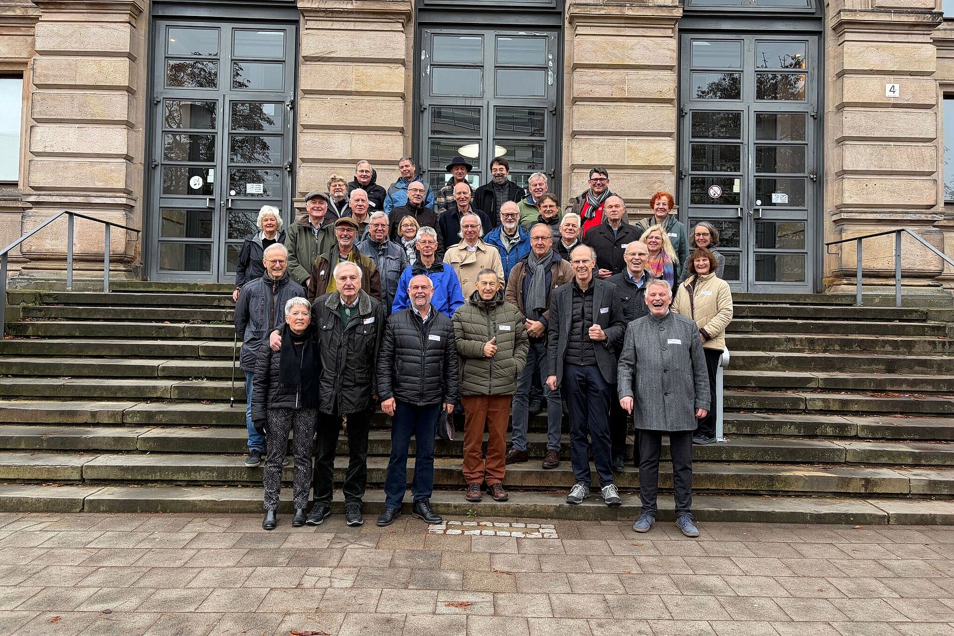 Zu sehen sind Teilnehmende am Ehemaligentreffen des Bauingenieurjahrgangs 1975