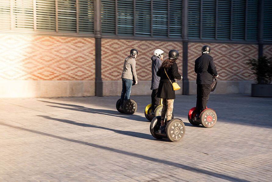 Eine Personengruppe auf Segways in einer Stadt