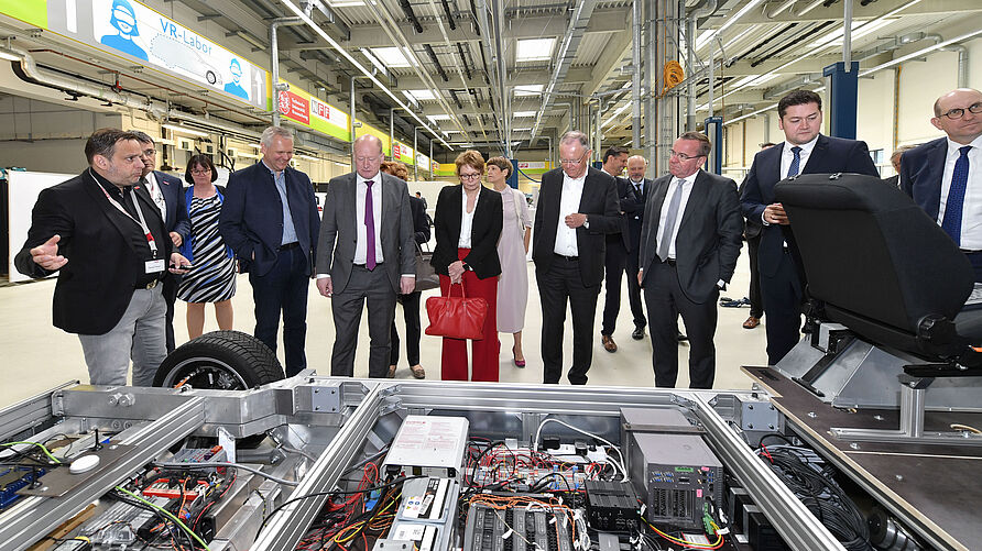 Besichtigung im Technikum nach der auswärtigen Sitzung der niedersächsischen Landesregierung am 14.06.2022 am NFF in Braunschweig.