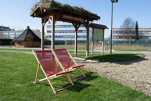 Kursprogramm SoSe zwei Liegestühle auf den Outdooranlagen