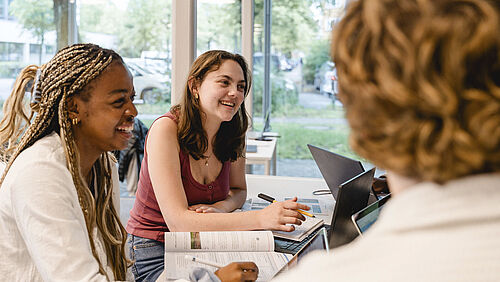 Internationale Studierende beim Lernen im Studierendenhaus
