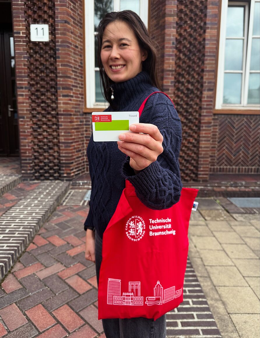 Studierende mit TUcard und Welcome-Bag